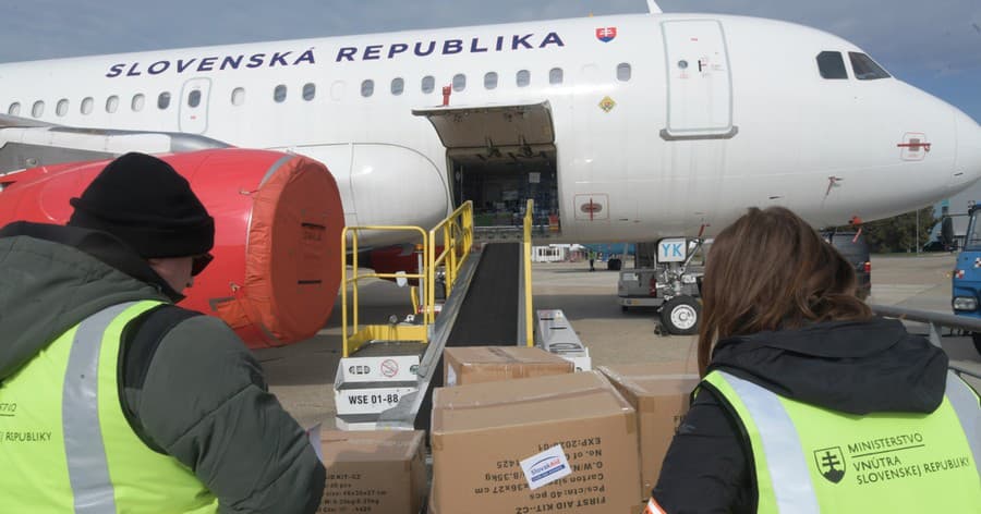 Humanitárna pomoc poputuje do zemetrasením postihnutej Sýrie.