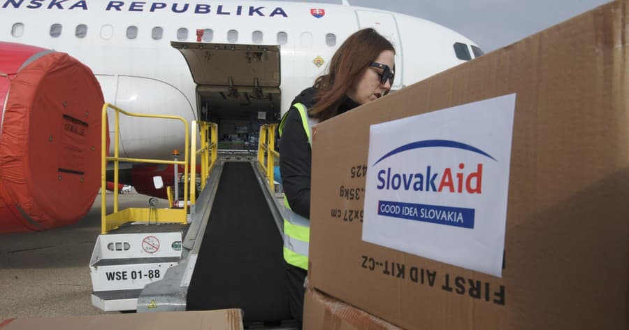 Humanitárna pomoc poputuje do zemetrasením postihnutej Sýrie.