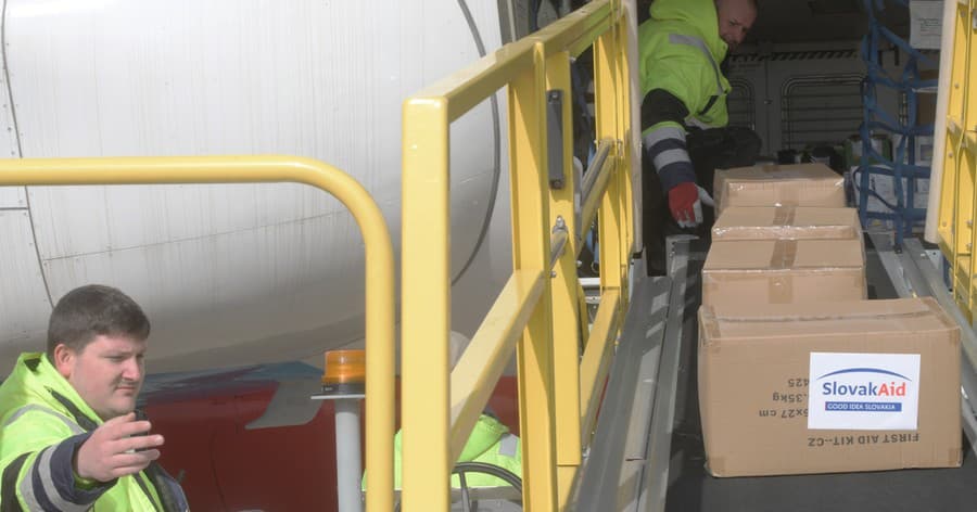 Humanitárna pomoc poputuje do zemetrasením postihnutej Sýrie.