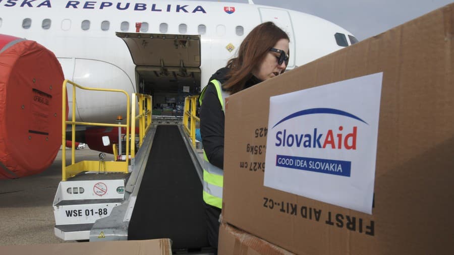 Humanitárna pomoc poputuje do zemetrasením postihnutej Sýrie.
