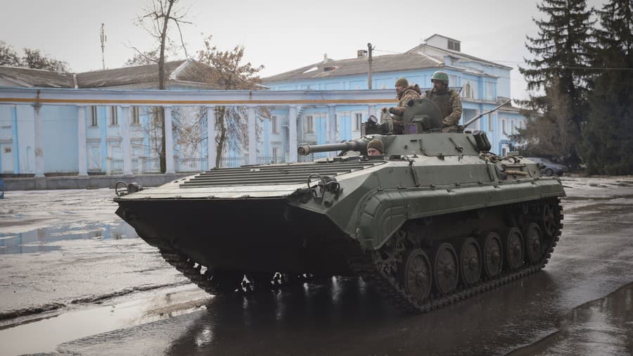 Ukrajinskí vojaci jazdia na