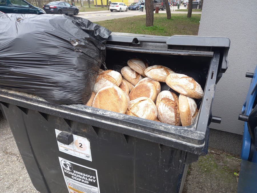 Pred potravinami v Dúbravke nafotil náš čitateľ Michal v kontajneri vyhodené veľké množstvo chlebov.