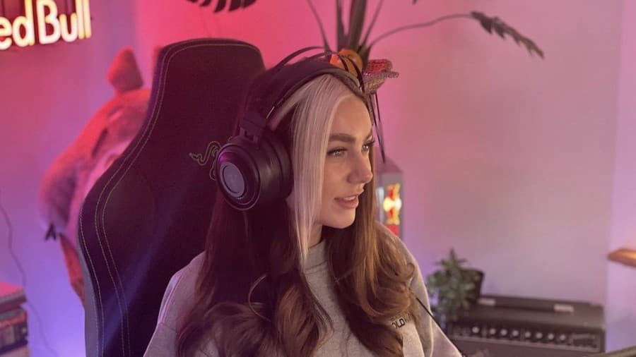 Vďaka streamovacej platforme Twitch sa stala profesionálnou hráčkou.