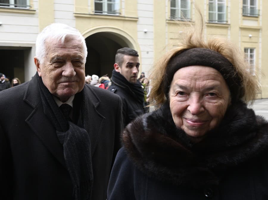 Posledná rozlúčka s Jurajom Jakubiskom († 84) v Prahe. Na snímke český exprezident Václav Klaus s manželkou.