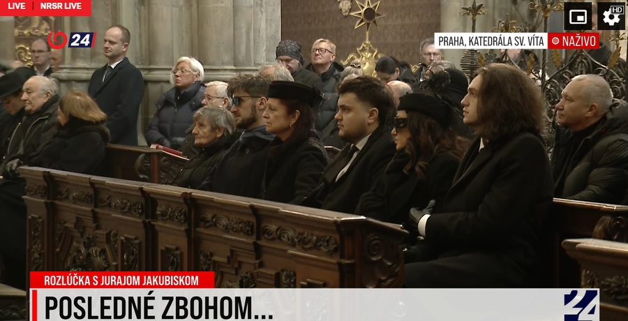 V prvej rade v lavici v katedrále sv. Víta sedí okrem vdovy Deany aj Jakubiskova dcéra Janette so synmi.