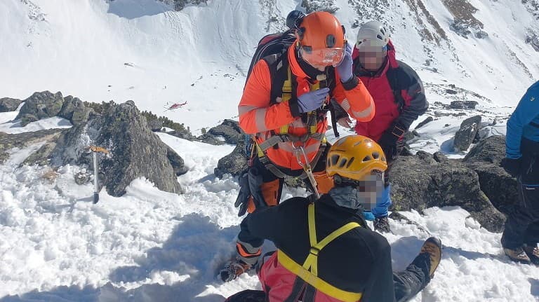 Horskí záchranári pomáhali horolezcom