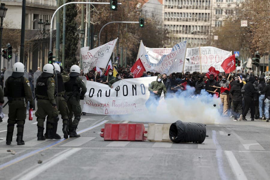 Počas protestov v Grécku došlo k potýčkam demonštrantov s políciou.