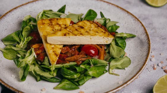 Tofu stejk s hlivou, s cherry paradajkami a cesnakom.