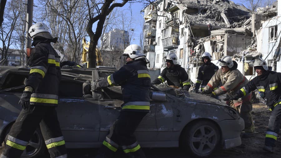 Ukrajinskí hasiči kontrolujú poškodené