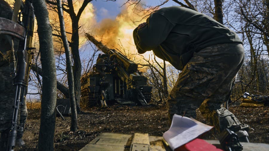 Ukrajinskí vojaci strieľajú zo