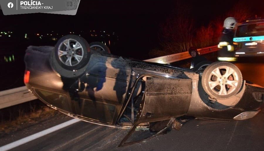 Vodička pod vplyvom alkoholu prevrátila automobil na strechu.