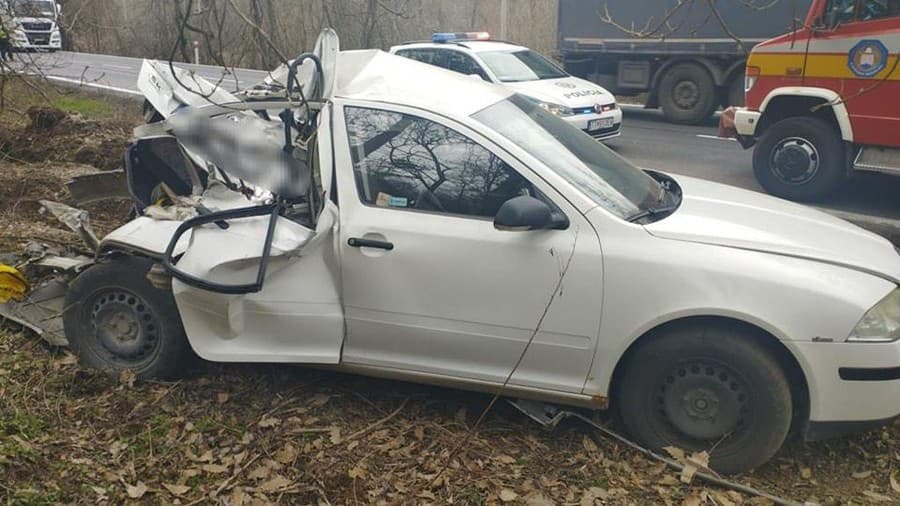Na ceste z Trnavy do Senice došlo k zrážke osobného auta a kamióna.