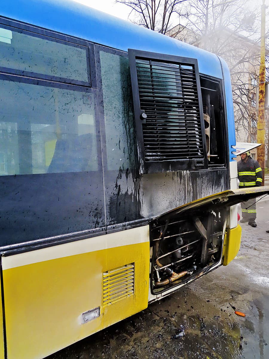 Požiar autobusu pravdepodobne vypukol v jeho motorovej časti.