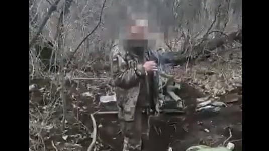 Ukrajinského vojaka Rusi chladnokrvne
