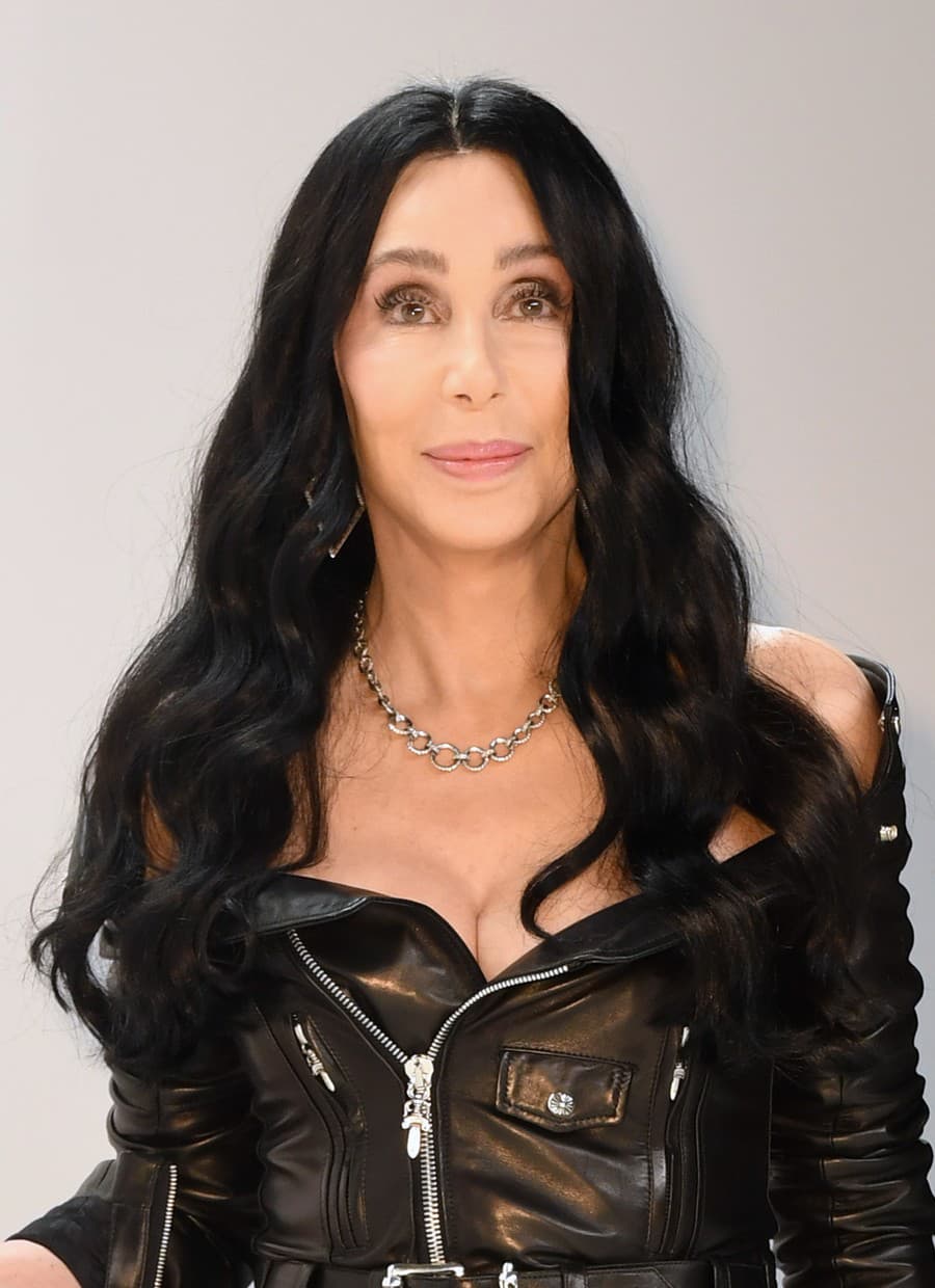 Speváčka Cher (76)