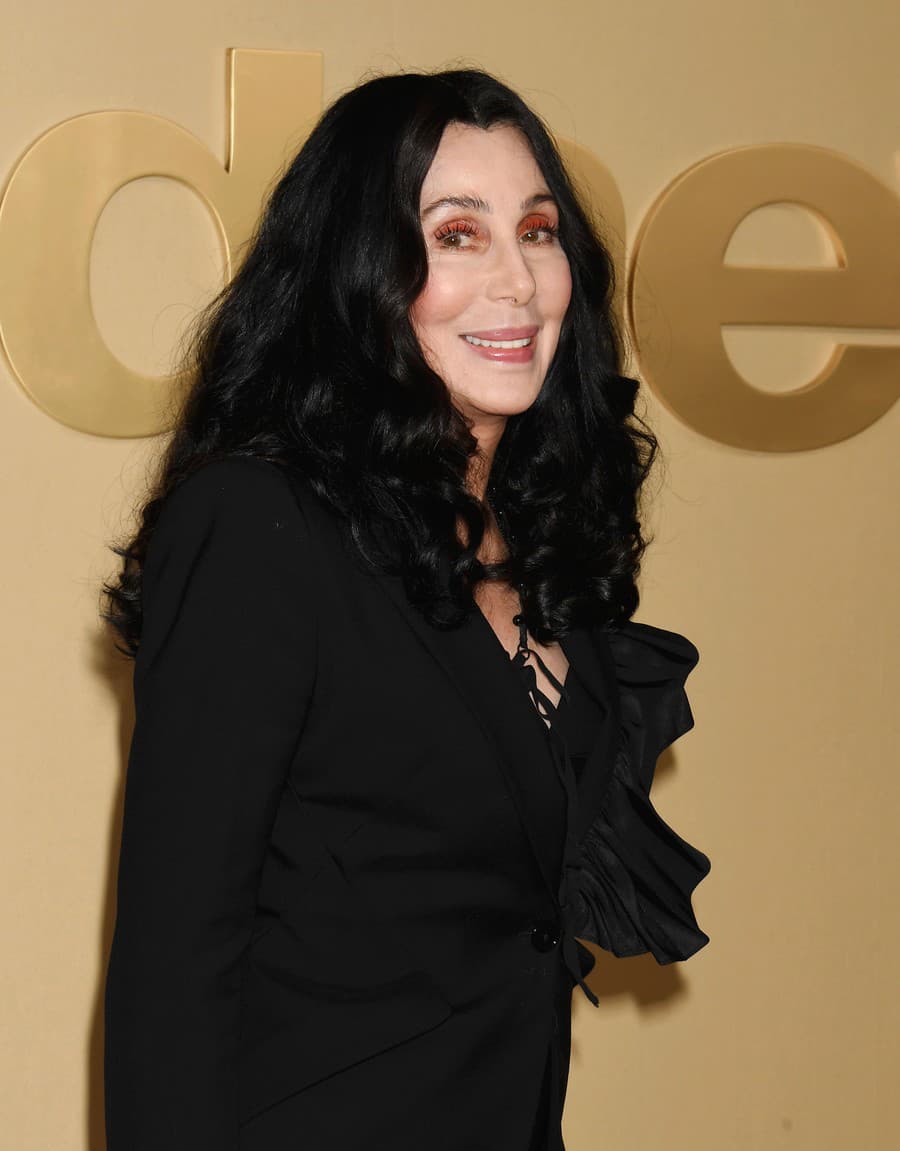 Speváčka Cher (76)