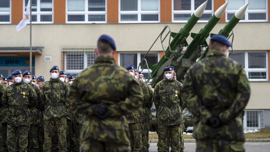 Česká vláda vyšle vojenských