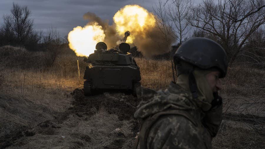 Ukrajinské delostrelecké vozidlo strieľa