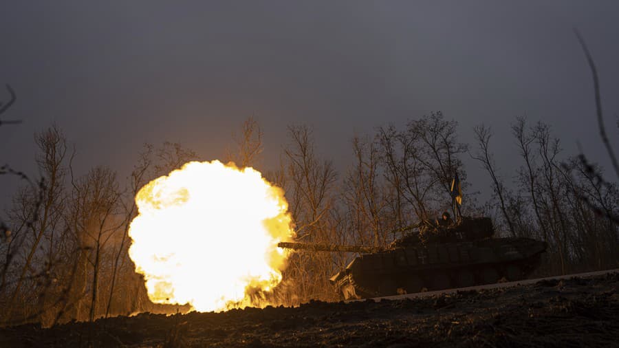 Ukrajinský tank strieľa na