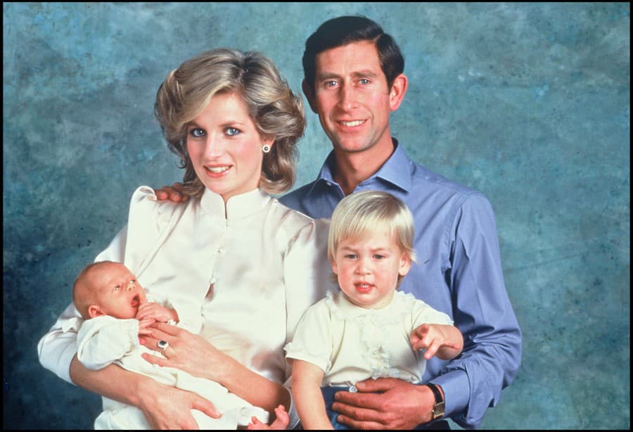 Krásna princezná Diana († 36) s manželom Charlesom a deťmi Williamom a Harrym.