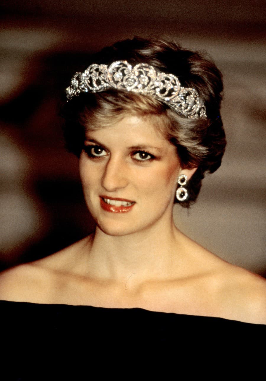 Krásna princezná Diana († 36).