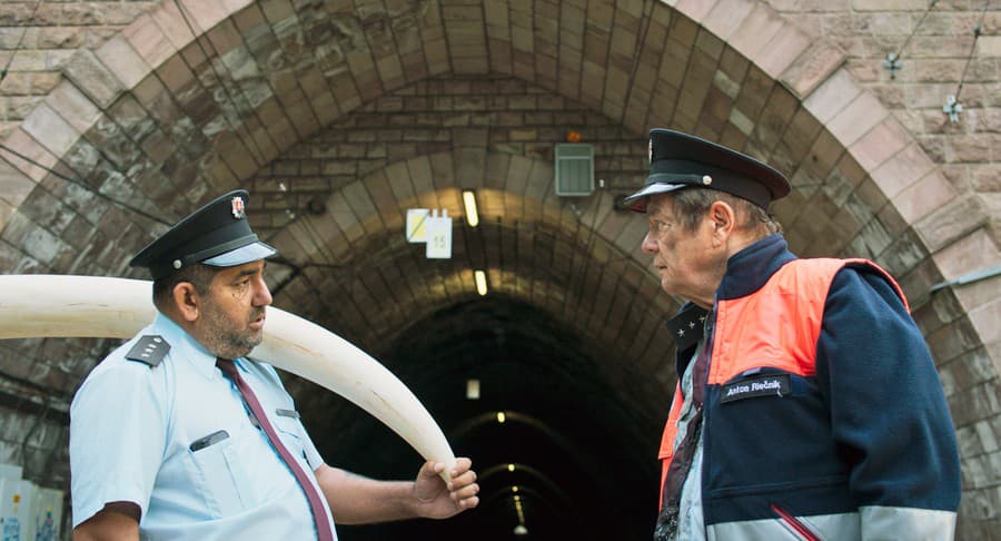 Zdeněk Godla hrá chamtivého taxikára a Vlado Černý skorumpovaného policajta.