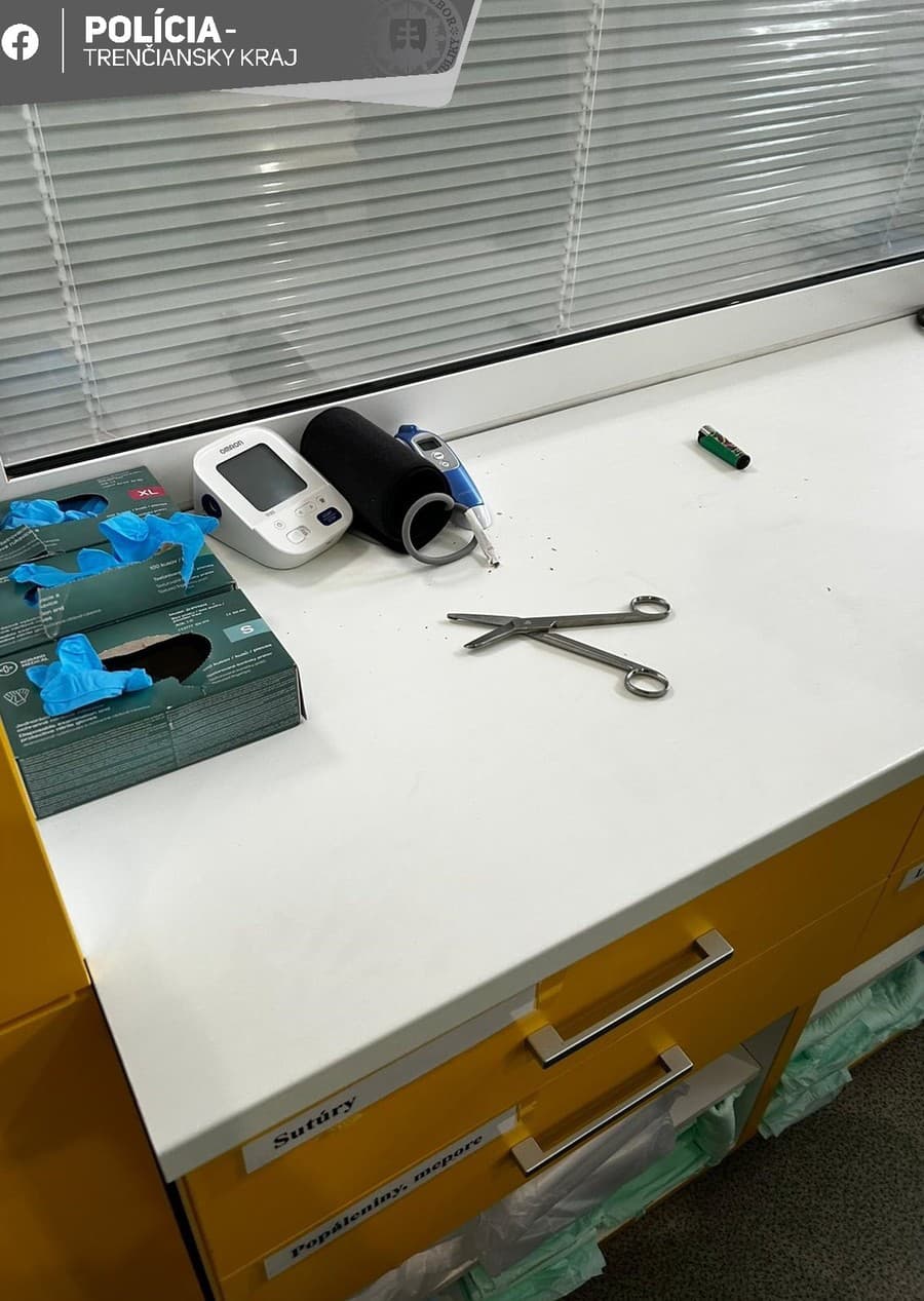 Opitý pacient zaútočil v nemocnici na policajta chirurgickými nožnicami.