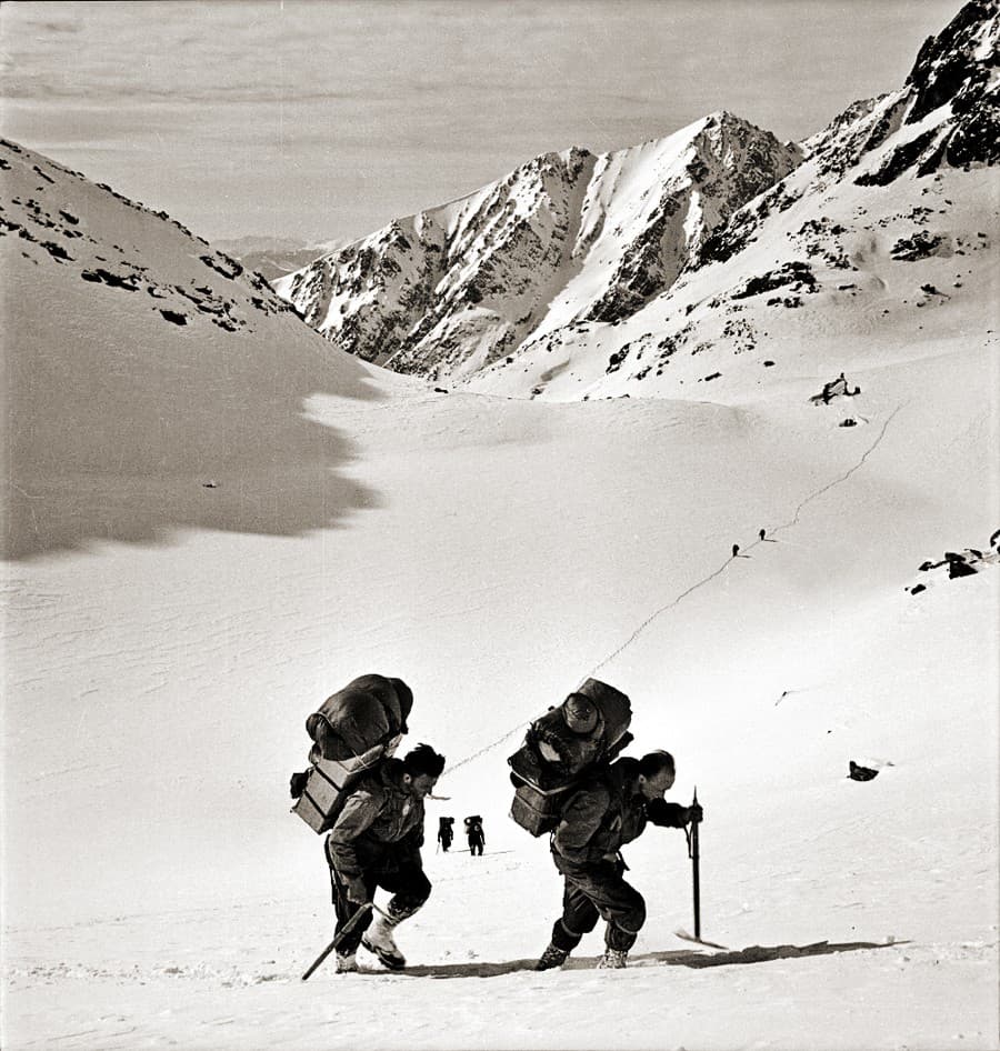 1955 - Skupinu horolezcov snímal 7 dní. 