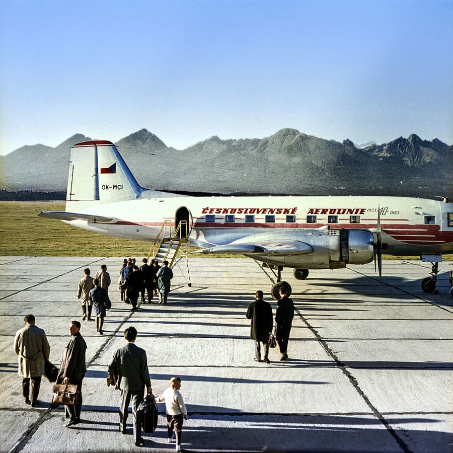 1975 - Odfotil aj prvé pristátie na betónovej pristávacej ploche. 