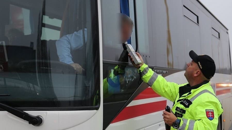 Polícia zastavila vodiča autobusu,