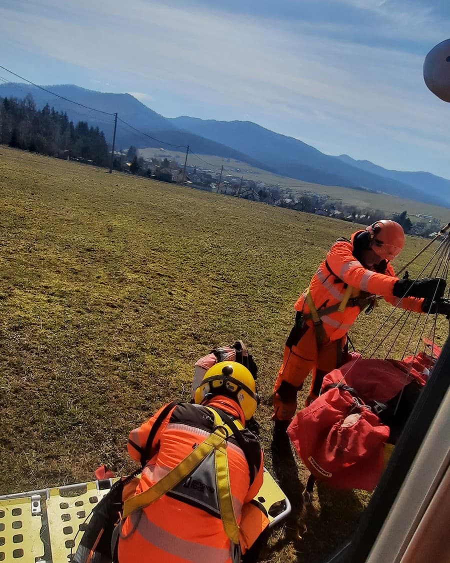 Leteckí záchranári pomáhali zranenému mužovi v Kunerade.