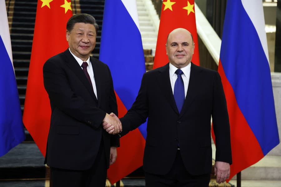 Čínsky prezident Si Ťin-pching (vľavo) a ruský premiér Michail Mišustin.