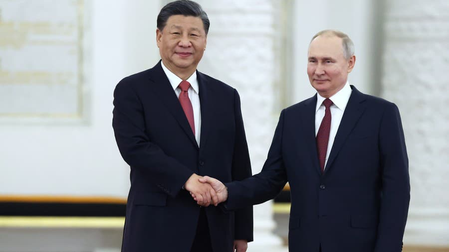 Ruský prezident Vladimir Putin (vpravo) a čínsky prezident Si Ťin-pching si podávajú ruky počas uvítacieho ceremoniálu 21. marca 2023 v Moskve.