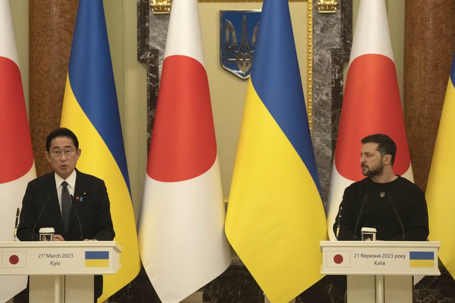 Ukrajinský prezident Volodymyr Zelenskyj s japonským premiérom Fumiom Kišidom v Kyjeve.