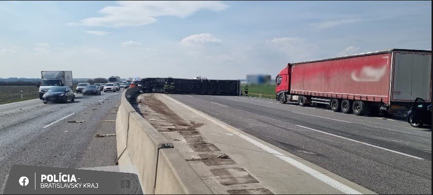 Na D1 smerom do Bratislavy sa prevrátil kamión.