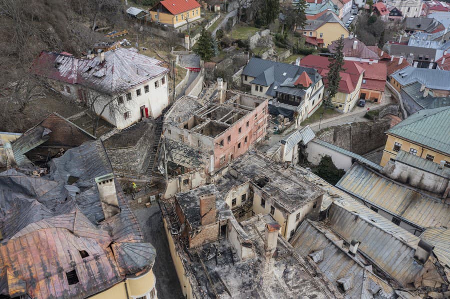 Požiar v historickom centre Banskej Štiavnice vypukol v jednej z historických budov.