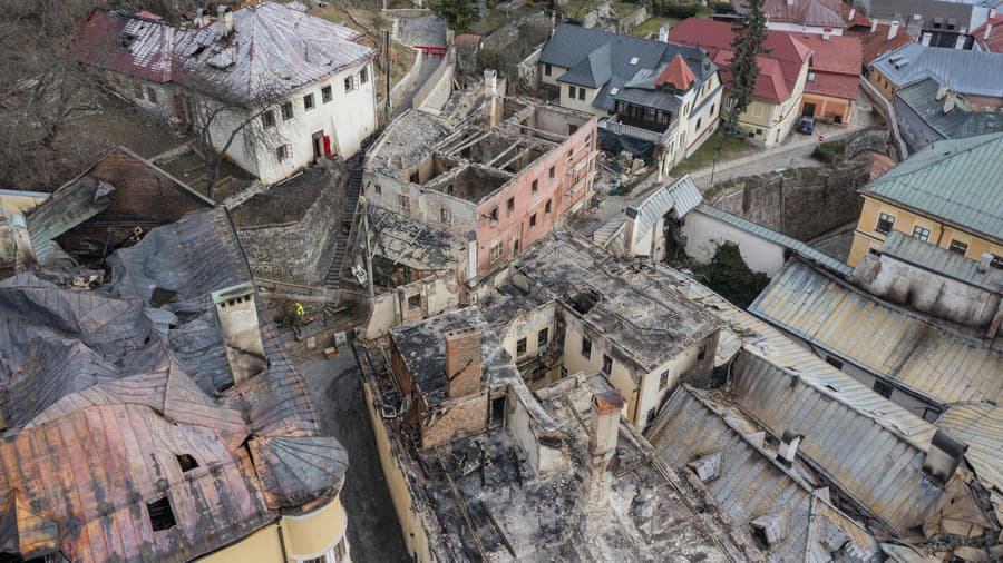 Požiar v historickom centre Banskej Štiavnice vypukol v jednej z historických budov.