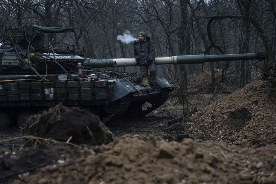 Ukrajinský vojak fajčí cigaretu