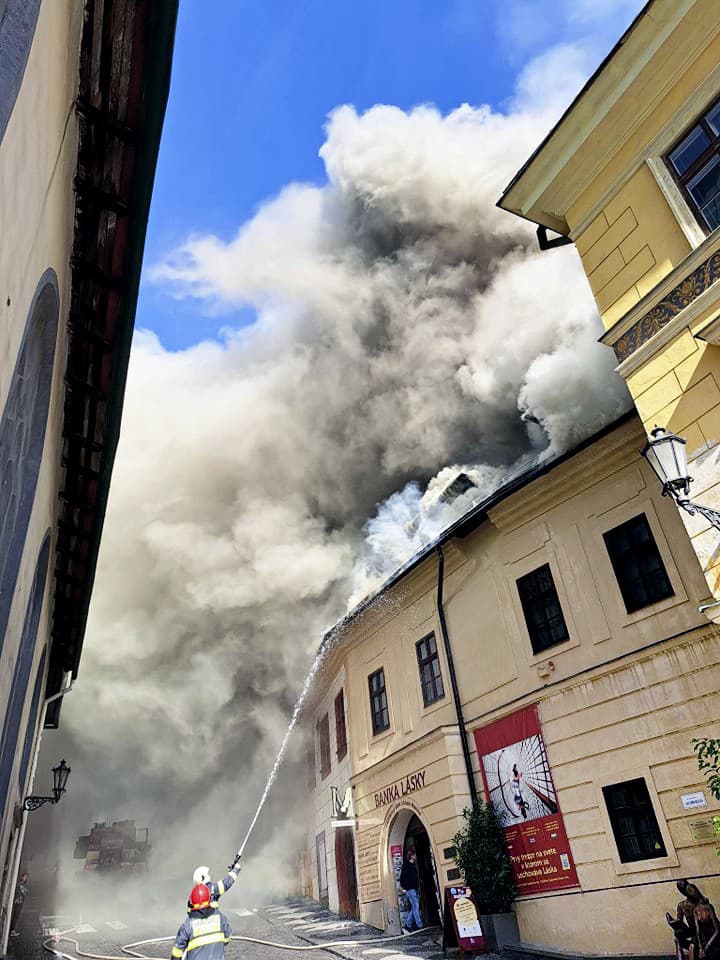 Požiar zachvátil Banku lásky v sobotu, oheň sa však rozšíril a poškodil ďalšie budovy.