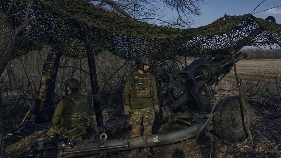 Ukrajinskí vojaci sa pozerajú