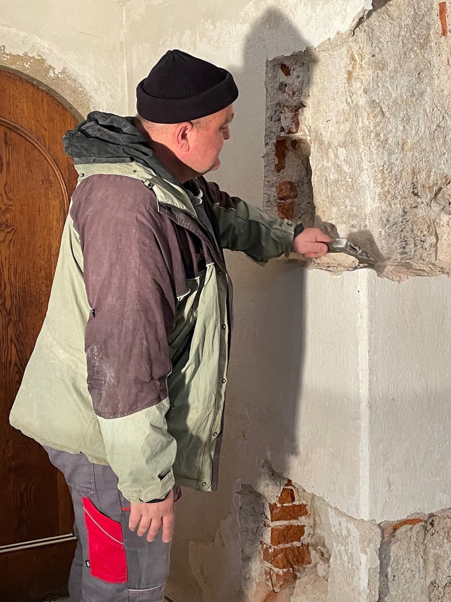 Časť múru, datovaného do obdobia stredoveku, objavili odborníci počas architektonicko-pamiatkového výskumu v jednej z miestností medzi tretím a štvrtým nádvorím Bojnického zámku.