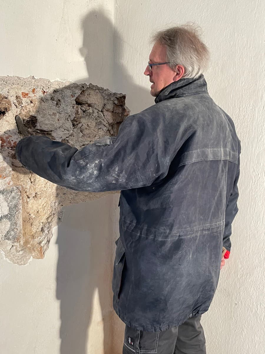Časť múru, datovaného do obdobia stredoveku, objavili odborníci počas architektonicko-pamiatkového výskumu v jednej z miestností medzi tretím a štvrtým nádvorím Bojnického zámku.