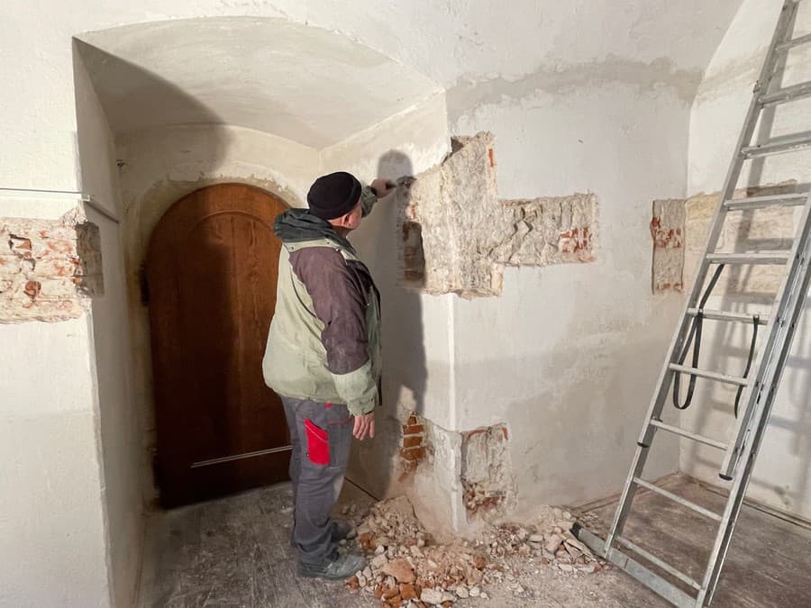 Časť múru, datovaného do obdobia stredoveku, objavili odborníci počas architektonicko-pamiatkového výskumu v jednej z miestností medzi tretím a štvrtým nádvorím Bojnického zámku.