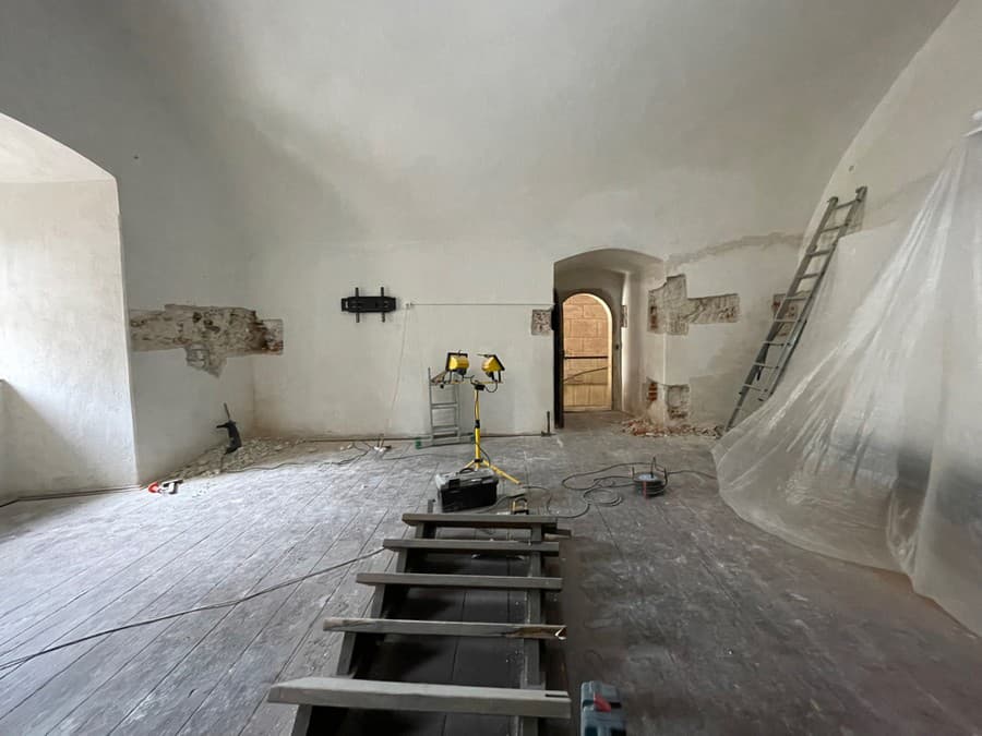 Časť múru, datovaného do obdobia stredoveku, objavili odborníci počas architektonicko-pamiatkového výskumu v jednej z miestností medzi tretím a štvrtým nádvorím Bojnického zámku.