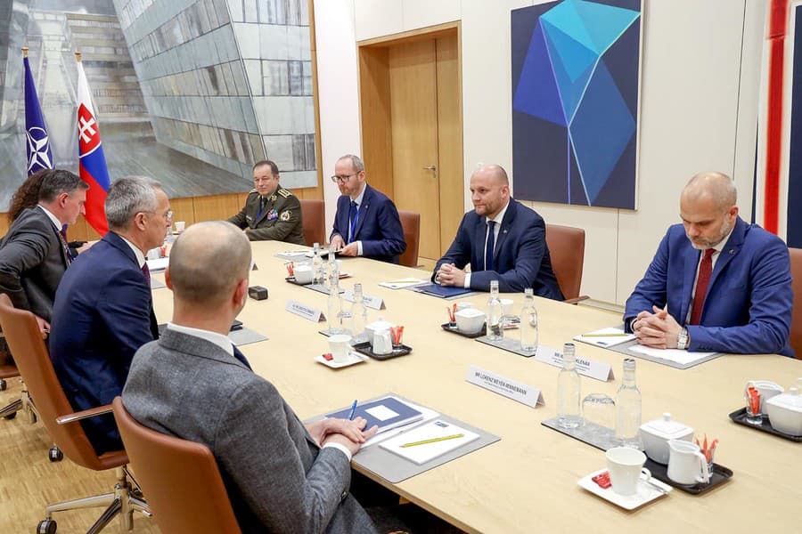 Minister obrany Jaroslav Naď sa stretol v Bruseli s generálnym tajomníkom NATO Jensom Stoltenbergom.