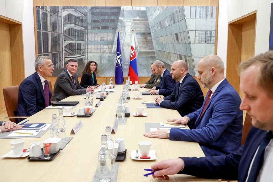 Minister obrany Jaroslav Naď sa stretol v Bruseli s generálnym tajomníkom NATO Jensom Stoltenbergom.