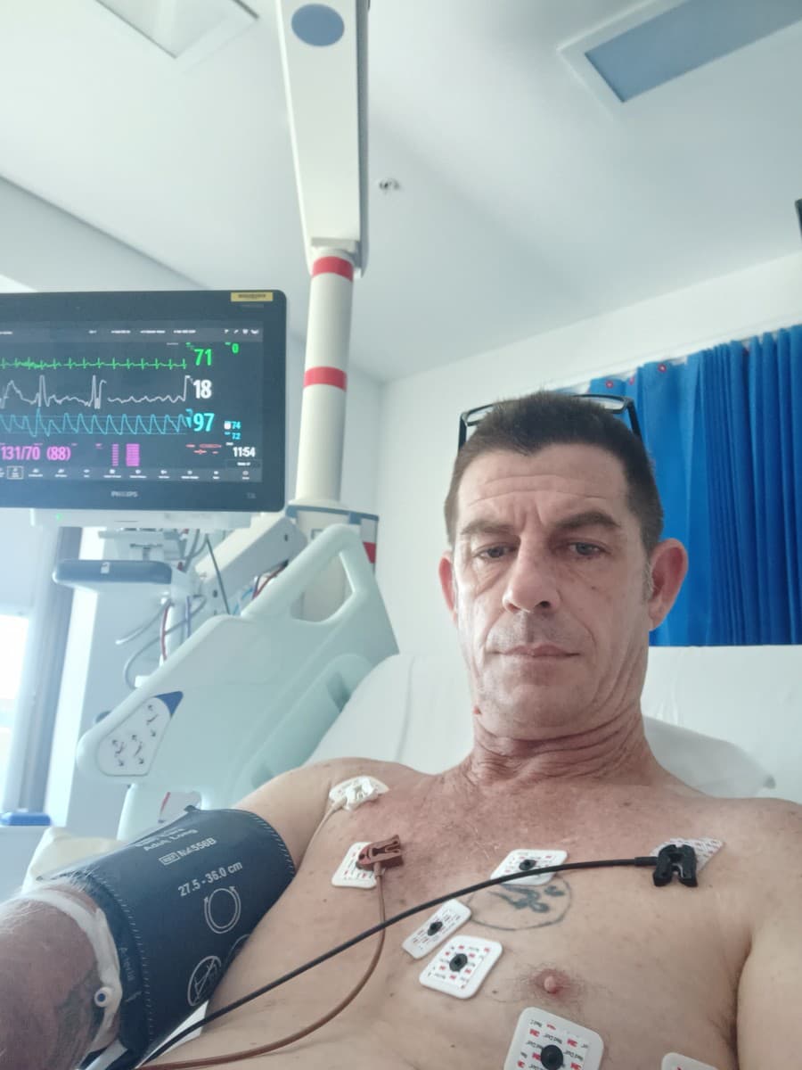 V nemocnici vysvetlil svoj zvyk praskania v krku špecialistovi na mozgovú príhodu, a ten ostal zhrozený.
