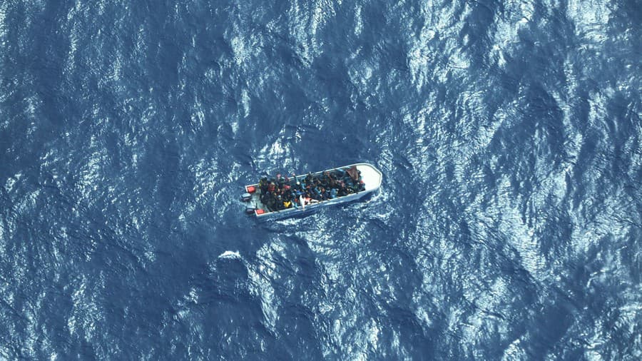 Prepravovanie migrantov na člnoch