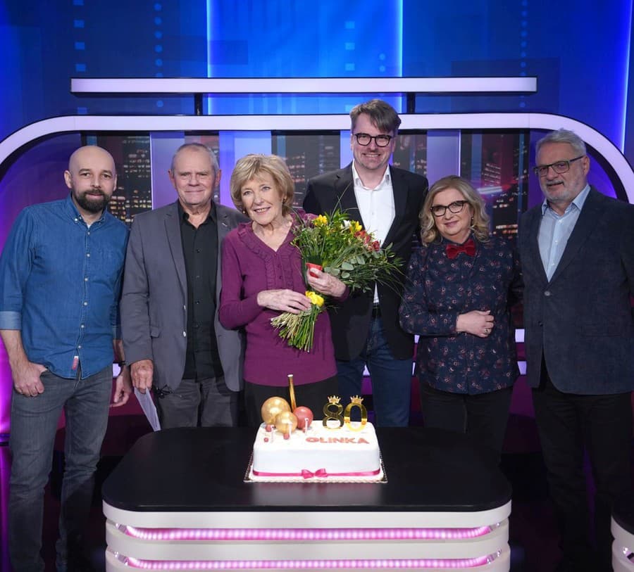 Kolegovia zo Sedmičky sa zaradili medzi spisovateľkiných hrdých gratulantov, nezabudli ani na tortu.