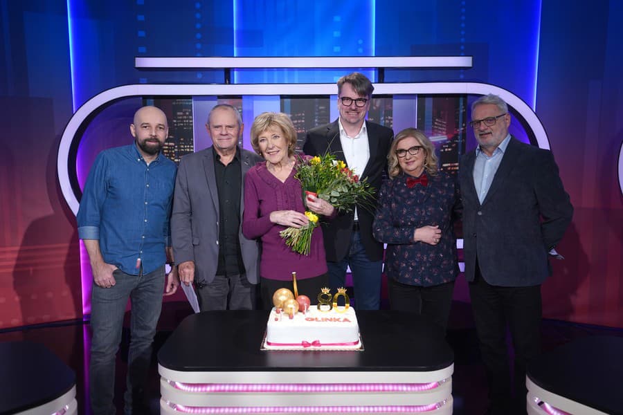 Kolegovia zo Sedmičky sa zaradili medzi spisovateľkiných hrdých gratulantov, nezabudli ani na tortu.